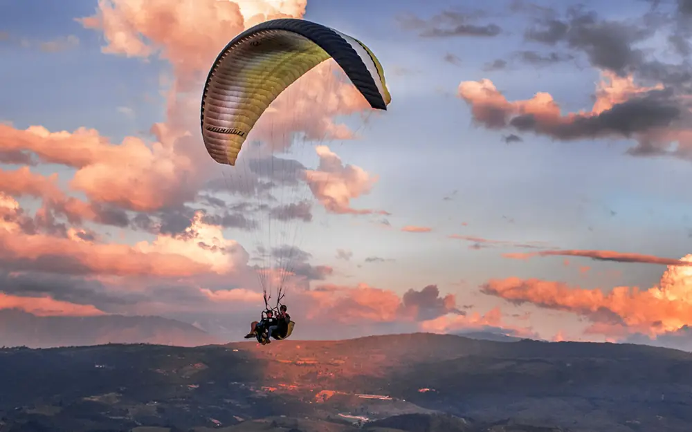 Parapente al atardecer